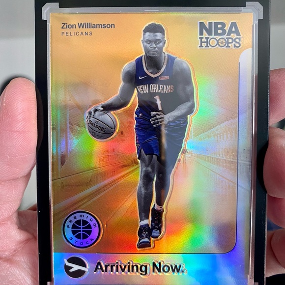 ZION WILLIAMSON ARRIVING NOW GOLD HOLO ROOKIE - Picture 5 of 5
